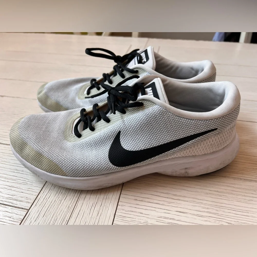 Nike Flex Mens 12W white w/ black running shoe. Lace up. Sneaker.‎ Athletic.